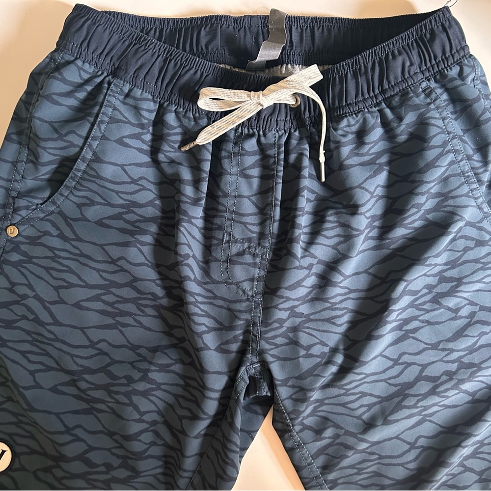 Vuori Men's Athletic Shorts in Navy Pattern
